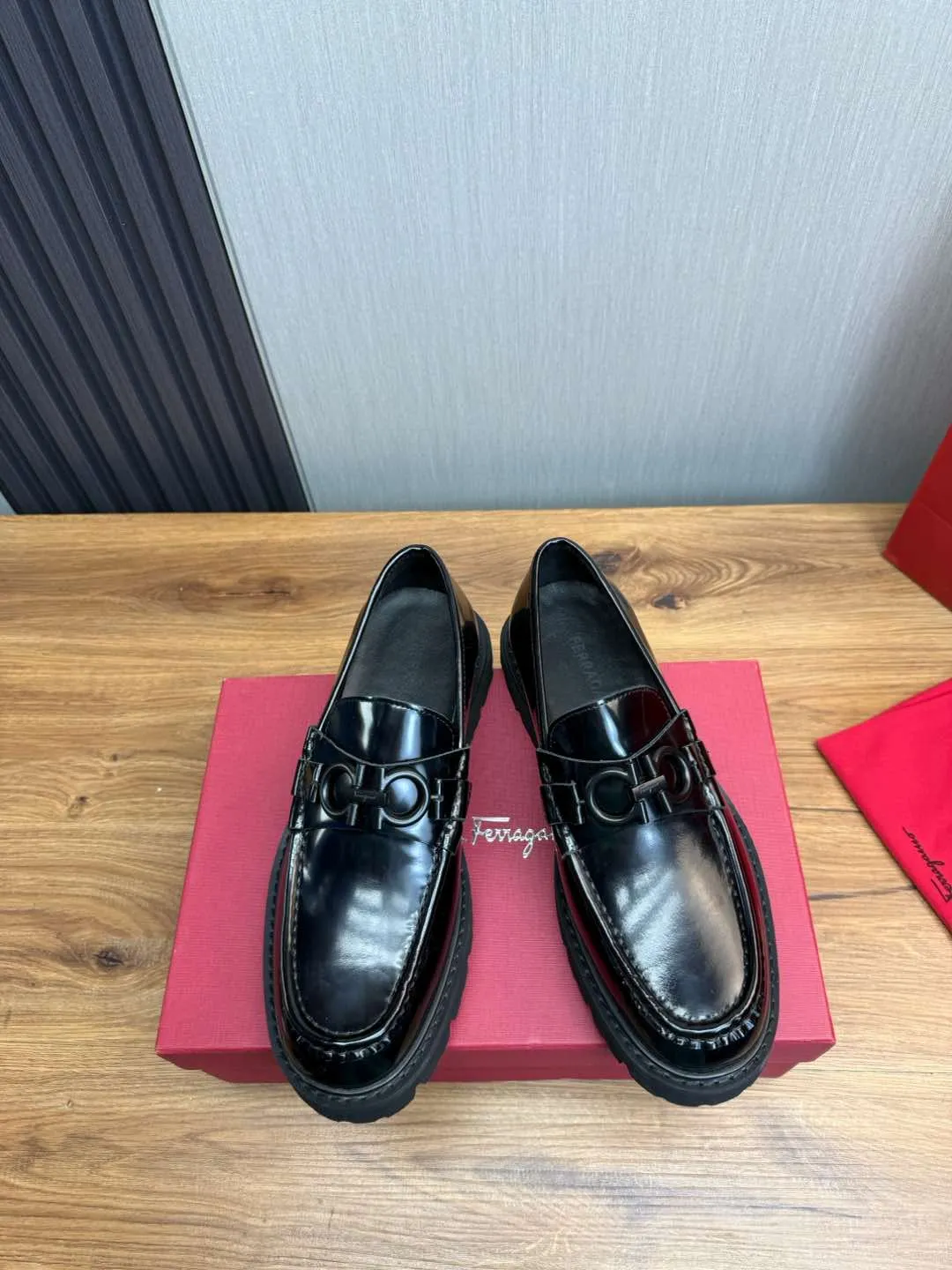 Men's shoes 💰880💰 Ferragamo. [Ferragamo] men's thick-soled loafers, the latest hot style, 1:1 original purchase quality, top quality, imported open-edge beaded cowhide leather on the upper, hand-made three-dimensional stitching highlights the round toe design, the inner foot pads are all imported cowhide, with original lightweight foam outsole, matching code 39-44, (38, 45 custom-made, non-refundable)